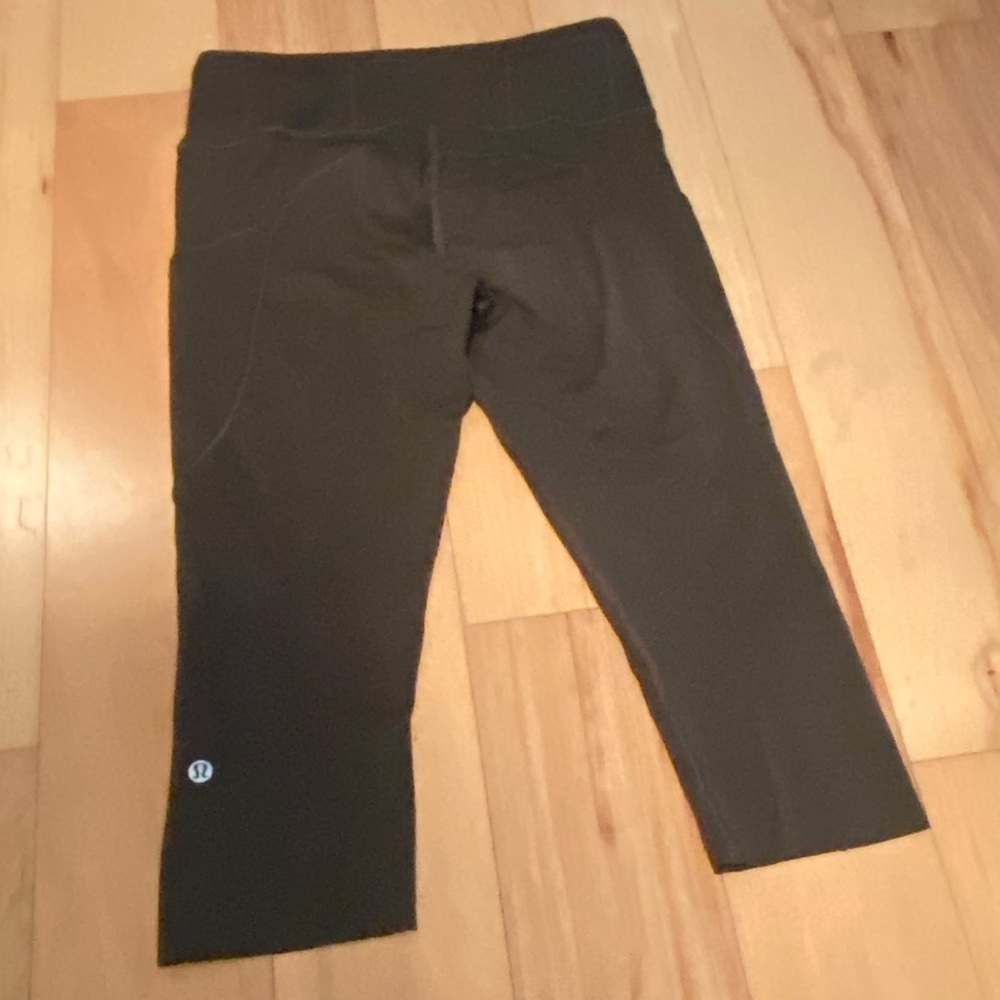Lululemon dark green cropped running leggings